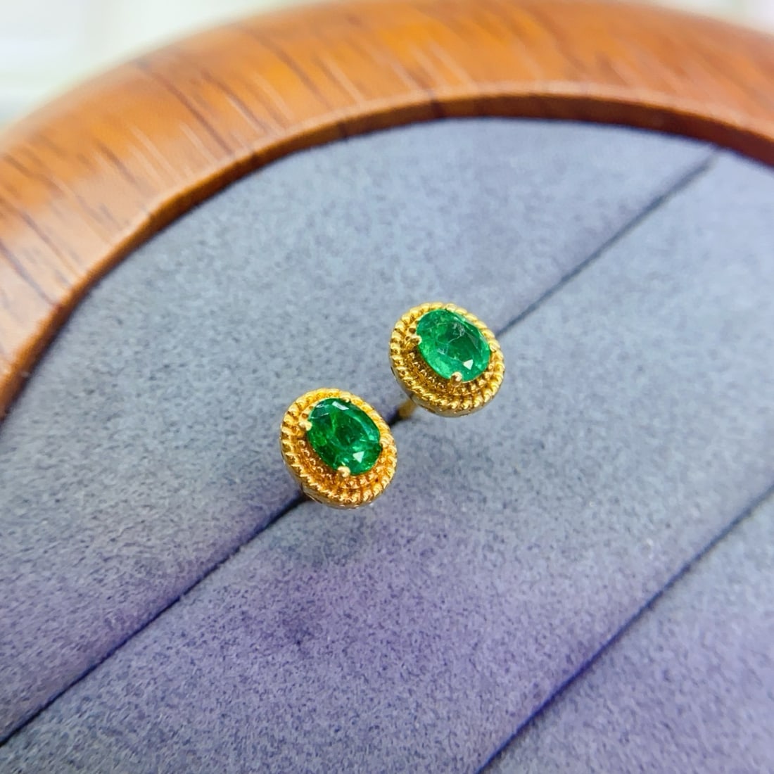 14k Gold 0.5 Ct Vivid Green Natural Emerald Earrings - 4