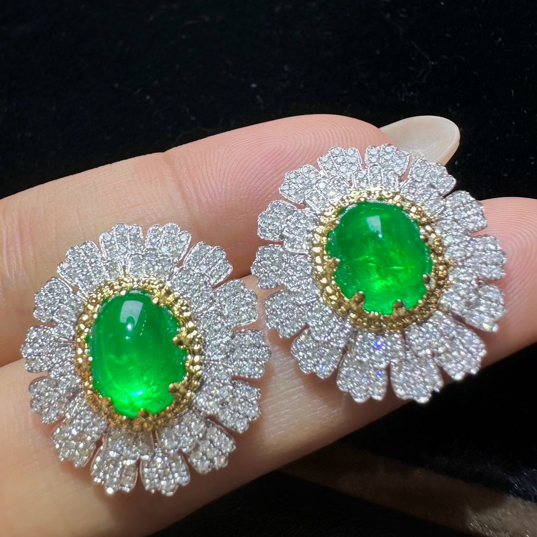 14k Gold 5.90 Ctw Vivid Green Natural Emerald & Diamond Earrings: Ref:231064123 // gold content:14k gold // main gemstone:emerald // shape:oval // carat weight:4. 54ct // color:vivid green // treatment:natural // // adjacent gemstone 2 : diamond // shape:round // ca