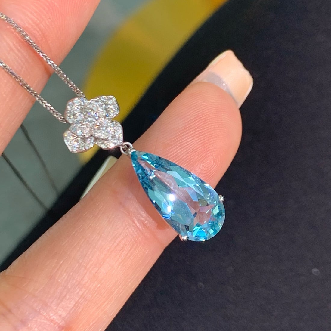 14k Gold 3.07 Ctw Natural Aquamarine & Diamond Pendant( Without Chain ): Ref:231064128 // gold content:14k gold // main gemstone:aquamarine // shape:pear // carat weight:2. 84ct // color:santa maria color // treatment:natural // // adjacent gemstone 2 : diamond //