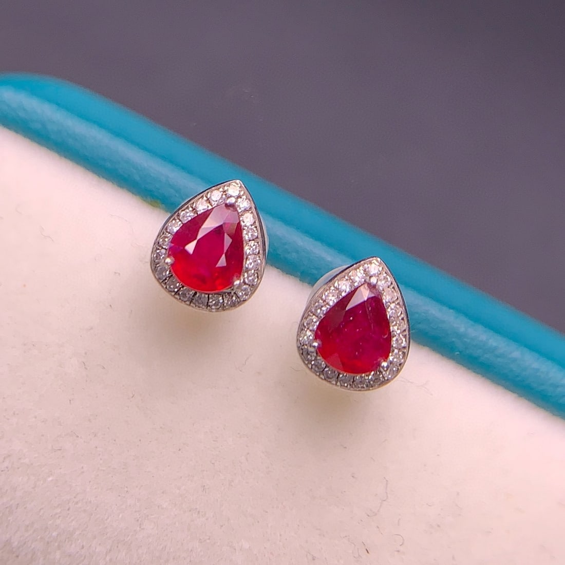 14k Gold 0.85 Ct Natural Ruby & Diamond Earrings: Ref:231064147 // gold content:14k gold // main gemstone:ruby // shape:pear // carat weight:0. 85ct // color:pigeonblood red // treatment:natural // // adjacent gemstone 2 : diamond // shape:round //