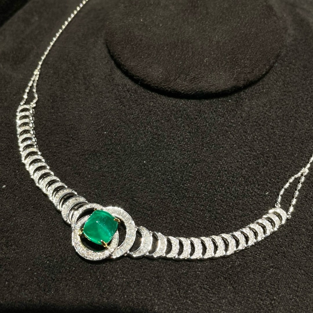 14k Gold 3.35 Ct Vivid Green Natural Emerald & Diamond Necklace: Ref:231064156 // gold content:14k gold // main gemstone:emerald // shape:sugar-loaf // carat weight:3. 35ct // color:vivid green // treatment:natural // // adjacent gemstone 2 : diamond //