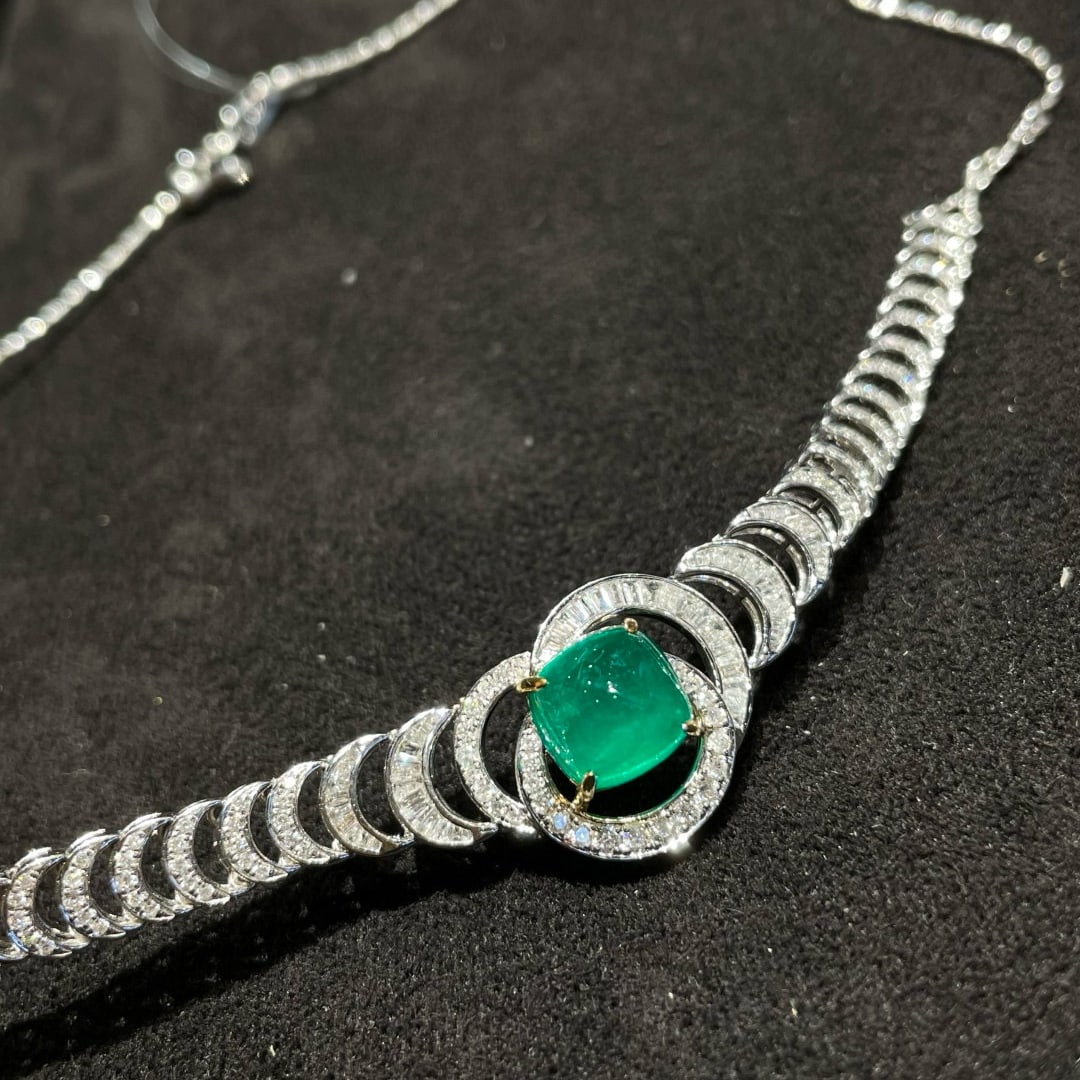 14k Gold 3.35 Ct Vivid Green Natural Emerald & Diamond Necklace - 2
