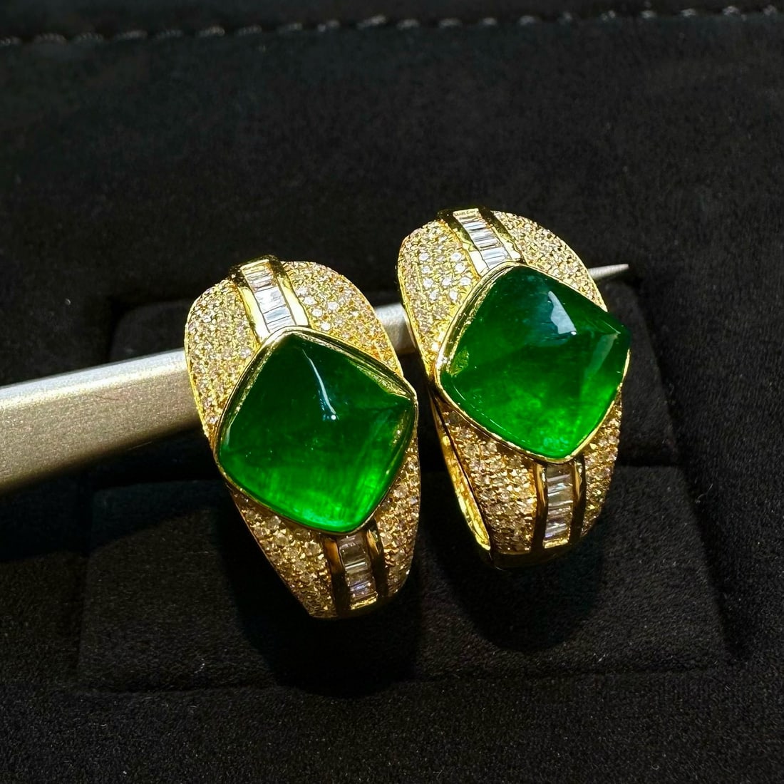 14k Gold 6.45 Ct Vivid Green Natural Emerald & Diamond Earrings: Ref:231064159 // gold content:14k gold // main gemstone:emerald // shape:sugar-loaf // carat weight:6. 45ct // color:vivid green // treatment:natural // // adjacent gemstone 2 : diamond //