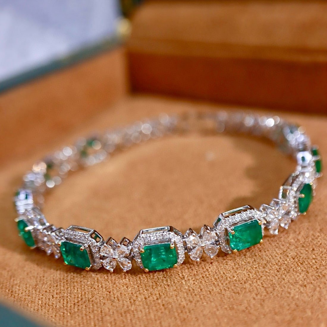 14k Gold 6.22 Ctw Natural Emerald & Diamond Bracelet - 4