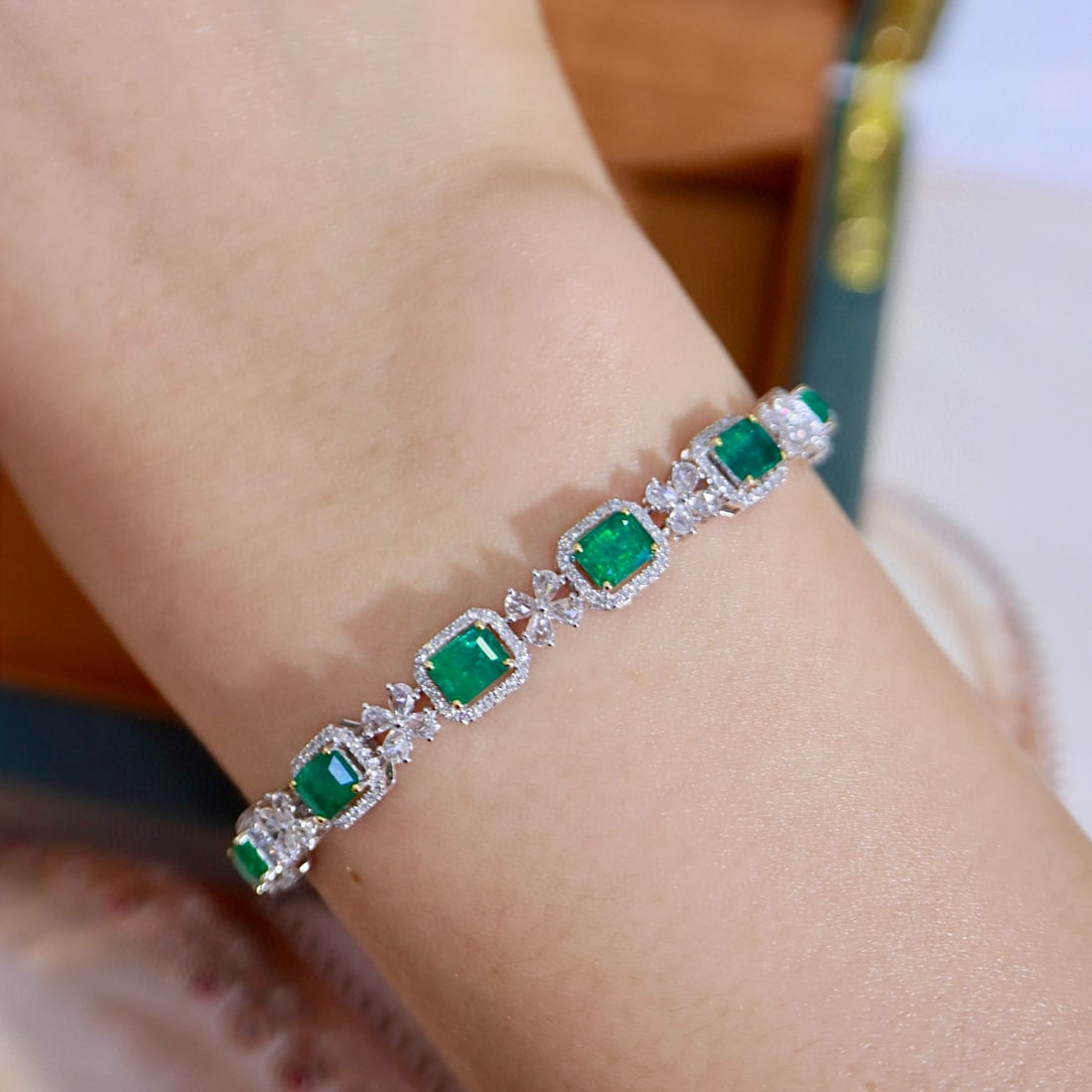 14k Gold 6.22 Ctw Natural Emerald & Diamond Bracelet - 5