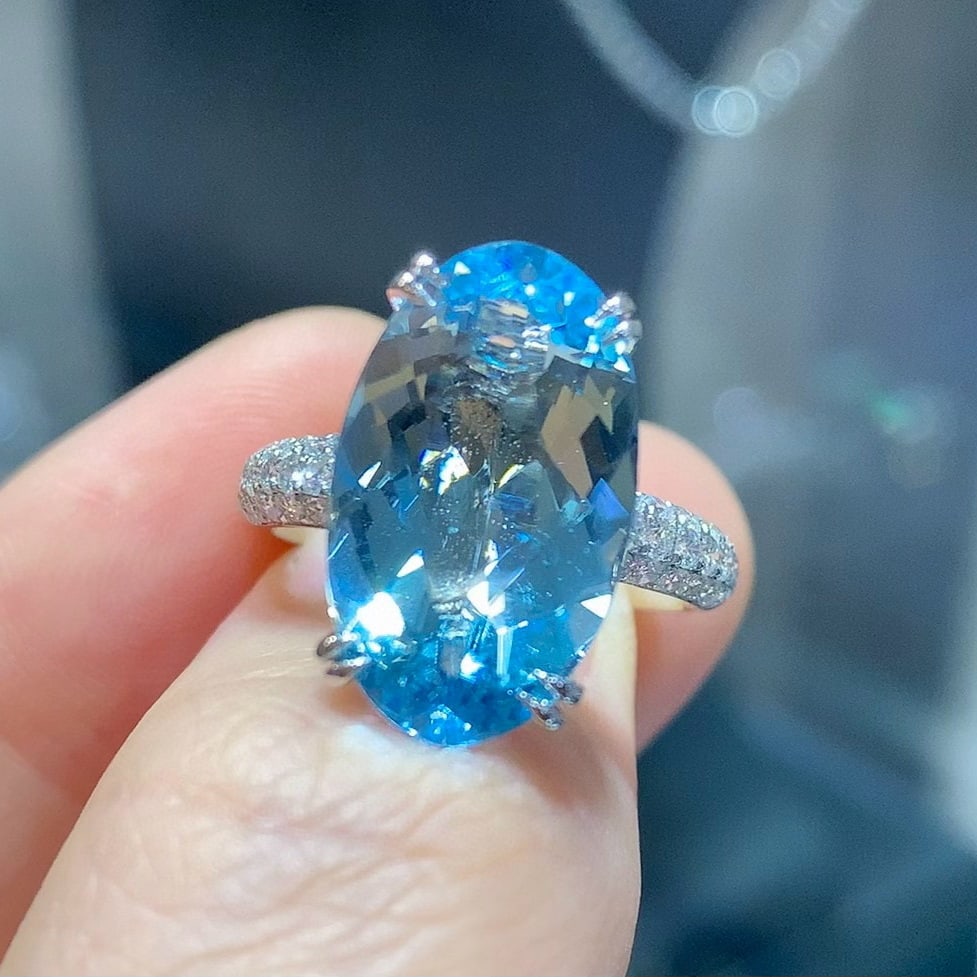 14k Gold 6.38 Ctw Natural Aquamarine & Diamond Ring: Ref:231064168 // gold content:14k gold // ring size:7. 25us // // main gemstone:aquamarine // shape:oval // carat weight:5. 82ct // color:santa maria color // treatment:natural // // adjacent