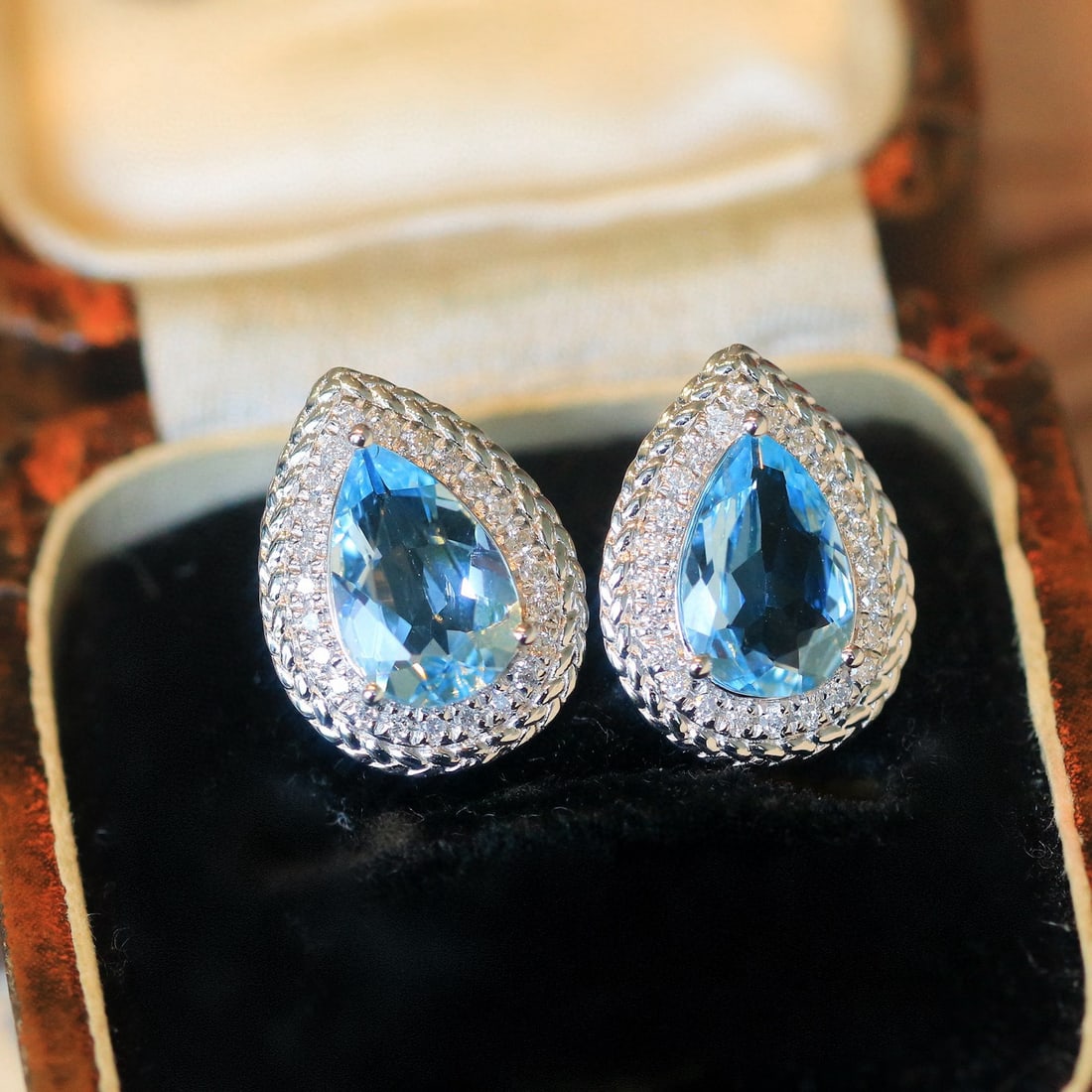 14k Gold 2.24 Ctw Natural Aquamarine & Diamond Earrings: Ref:231064181 // gold content:14k gold // main gemstone:aquamarine // shape:pear // carat weight:2. 00ct // color:santa maria color // treatment:natural // // adjacent gemstone 2 : diamond //