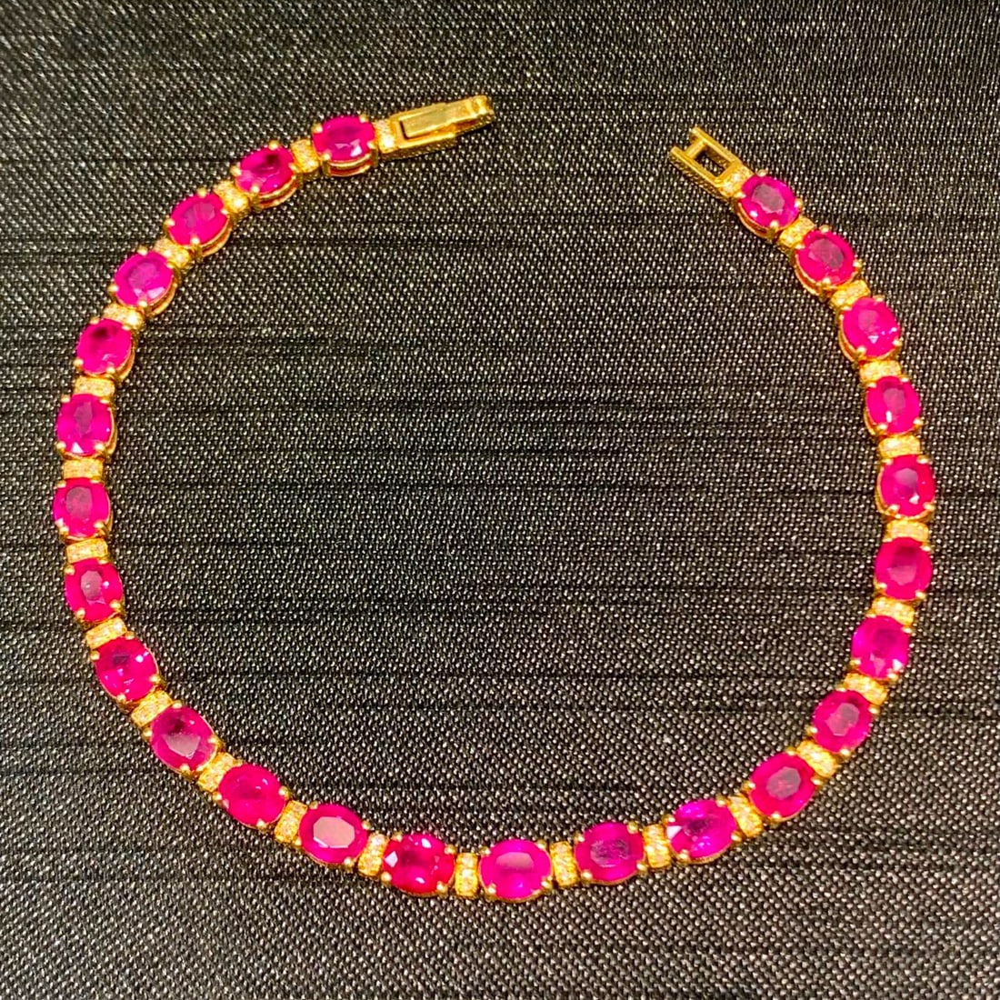 14k Gold 11.5 Ct Natural Ruby & Diamond Bracelet: Ref:231064194 // gold content:14k gold // main gemstone:ruby // shape:oval // carat weight:11. 5ct // color:red // treatment:natural // // adjacent gemstone 2 : diamond // shape:round // clarity