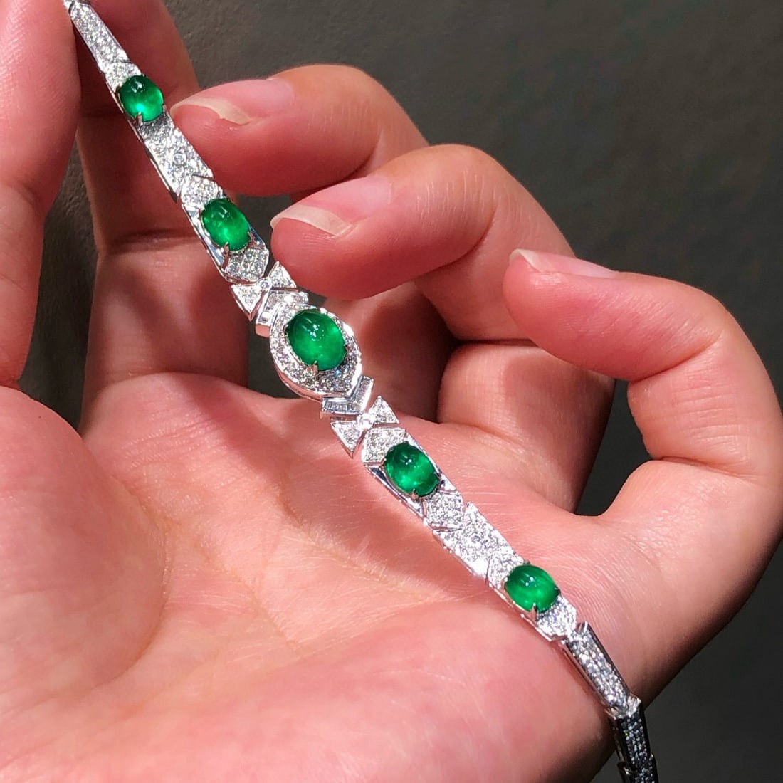 14k Gold 3.71 Ctw Vivid Green Natural Emerald & Diamond Bracelet: Ref:231064209 // gold content:14k gold // main gemstone:emerald // shape:oval // carat weight:2. 76ct // color:vivid green // treatment:natural // // adjacent gemstone 2 : diamond // shape:round // ca