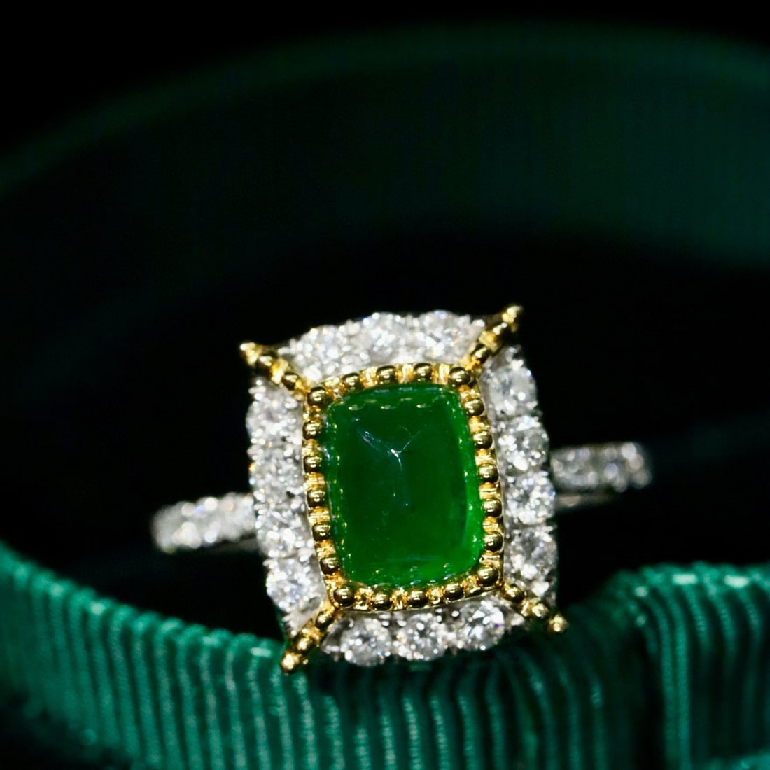 14k Gold 1.14 Ctw Vivid Green Natural Emerald & Diamond Ring: Ref:231064249 // gold content:14k gold // ring size:7. 25us // // main gemstone:emerald // shape:sugar-loaf // carat weight:0. 76ct // color:vivid green // treatment:natural // // adjacent gemstone 2 