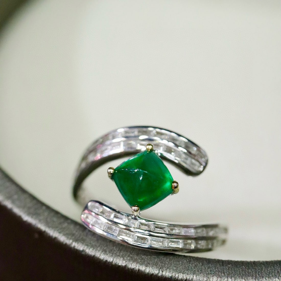 14k Gold 1.41 Ctw Vivid Green Natural Emerald & Diamond Ring: Ref:231064256 // gold content:14k gold // ring size:7. 25us // // main gemstone:emerald // shape:sugar-loaf // carat weight:1. 01ct // color:vivid green // treatment:natural // // adjacent gemstone 2