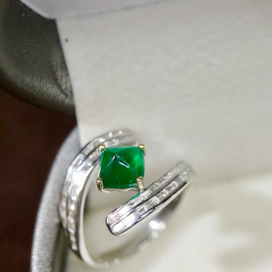 14k Gold 1.41 Ctw Vivid Green Natural Emerald & Diamond Ring - 4