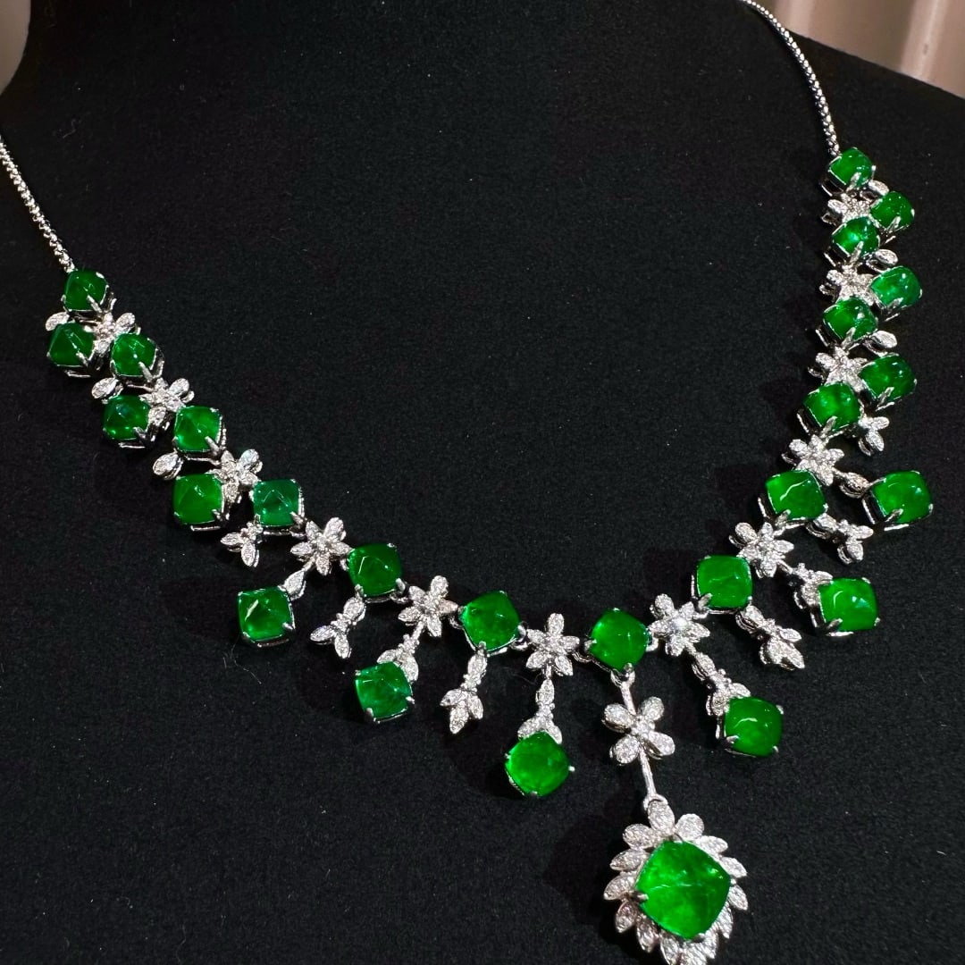 14k Gold 11.08 Ctw Vivid Green Natural Emerald & Diamond Necklace: Ref:231064264 // gold content:14k gold // main gemstone:emerald // shape:sugar-loaf // carat weight:10. 56ct // color:vivid green // treatment:natural // // adjacent gemstone 2 : diamond // shape:roun