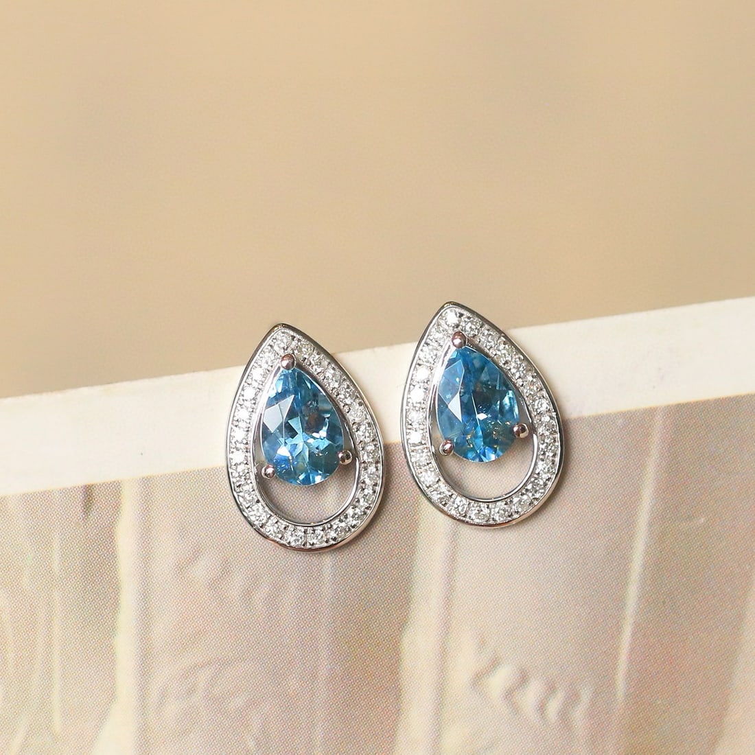 14k Gold 0.90 Ctw Natural Aquamarine & Diamond Earrings: Ref:231064268 // gold content:14k gold // main gemstone:aquamarine // shape:pear // carat weight:0. 70ct // color:santa maria color // treatment:natural // // adjacent gemstone 2 : diamond // shape:ro