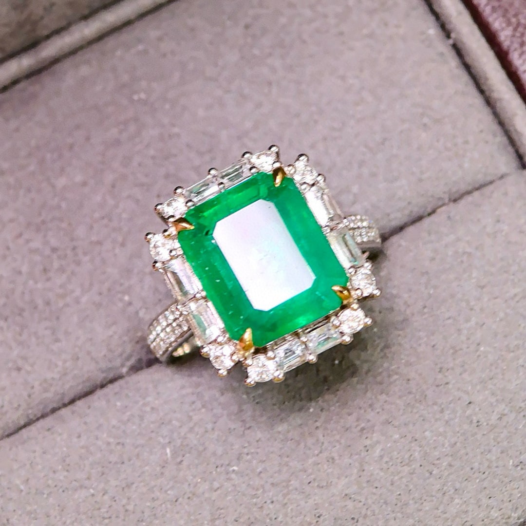 14k Gold 6.30 Ctw Natural Emerald & Diamond Ring - 4