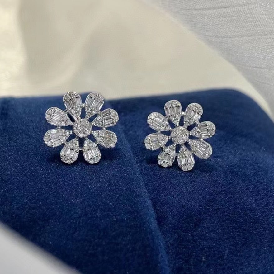 14k Gold 0.43 Ct Natural H Diamond Earrings: Ref:231064299 // gold content:14k gold // main gemstone:diamond // shape:multiply // carat weight:0. 43ct // clarity grade:vs-si // color:h // treatment:natural // High Estimate: 6300 Condition: New L