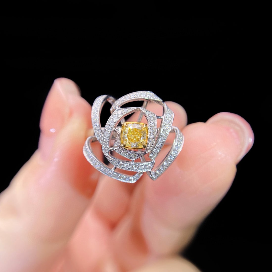 14k Gold 0.61 Ctw Natural Yellow Diamond & Diamond Ring: Ref:231064304 // gold content:14k gold // ring size:7. 25us // // main gemstone:yellow diamond // shape:cushion // carat weight:0. 39ct // color:yellow // treatment:natural // // adjacent gemstone 2