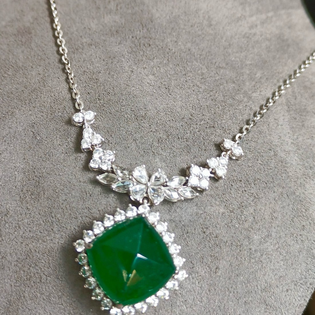 14k Gold 13.82 Ctw Vivid Green Natural Emerald & Diamond Necklace - 3