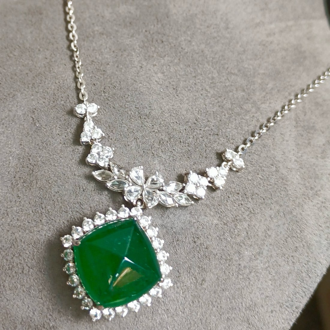 14k Gold 13.82 Ctw Vivid Green Natural Emerald & Diamond Necklace - 5