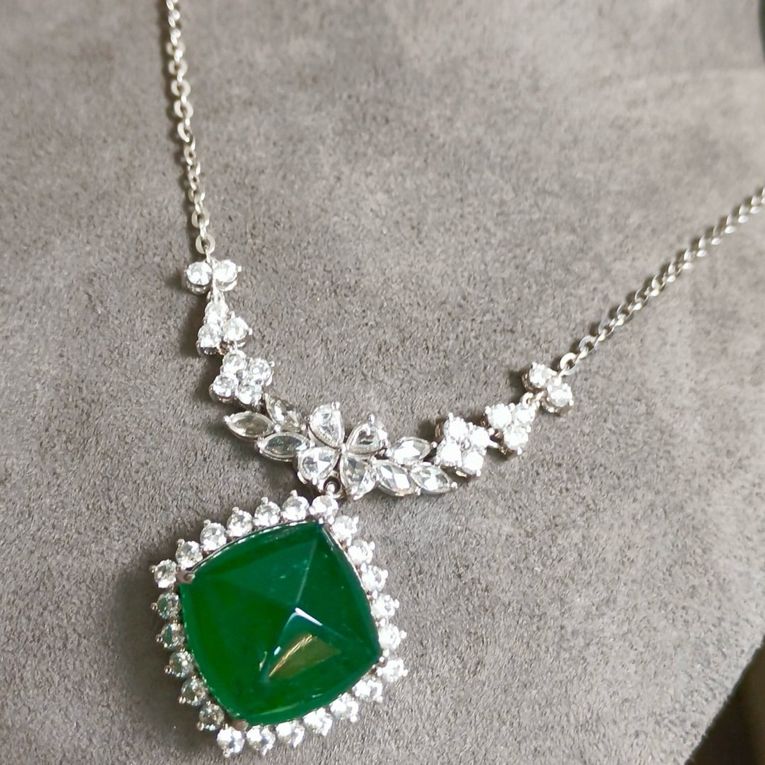 14k Gold 13.82 Ctw Vivid Green Natural Emerald & Diamond Necklace - 7