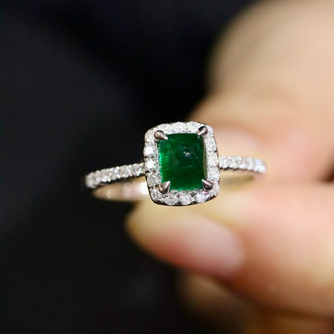 14k Gold 1.01 Ctw Vivid Green Natural Emerald & Diamond Ring: Ref:231064326 // gold content:14k gold // ring size:7. 25us // // main gemstone:emerald // shape:sugar-loaf // carat weight:0. 84ct // color:vivid green // treatment:natural // // adjacent gemstone 2 