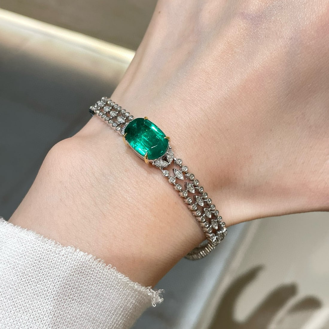 14k Gold 5.64 Ctw Vivid Green Natural Emerald & Diamond Bracelet - 4