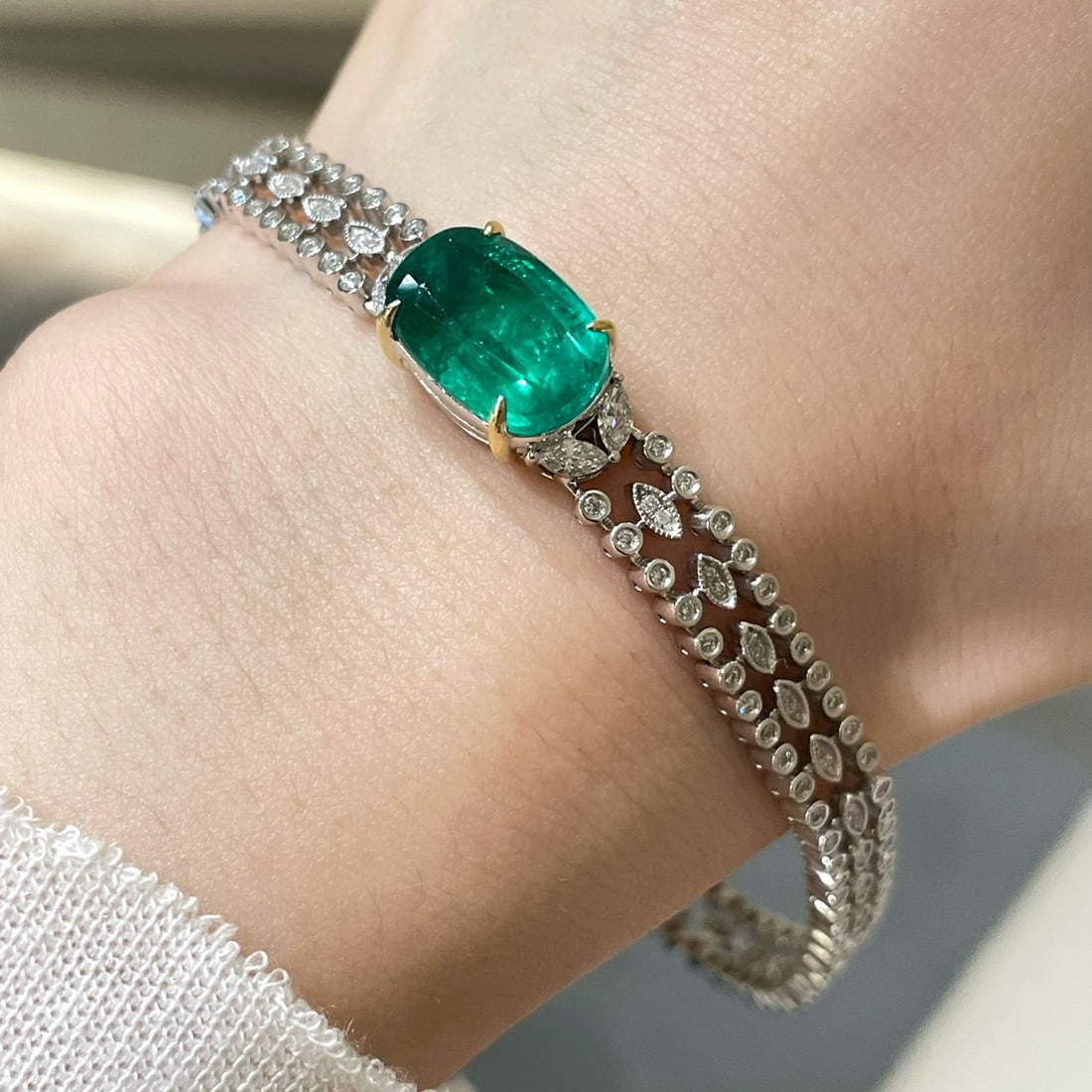 14k Gold 5.64 Ctw Vivid Green Natural Emerald & Diamond Bracelet - 5