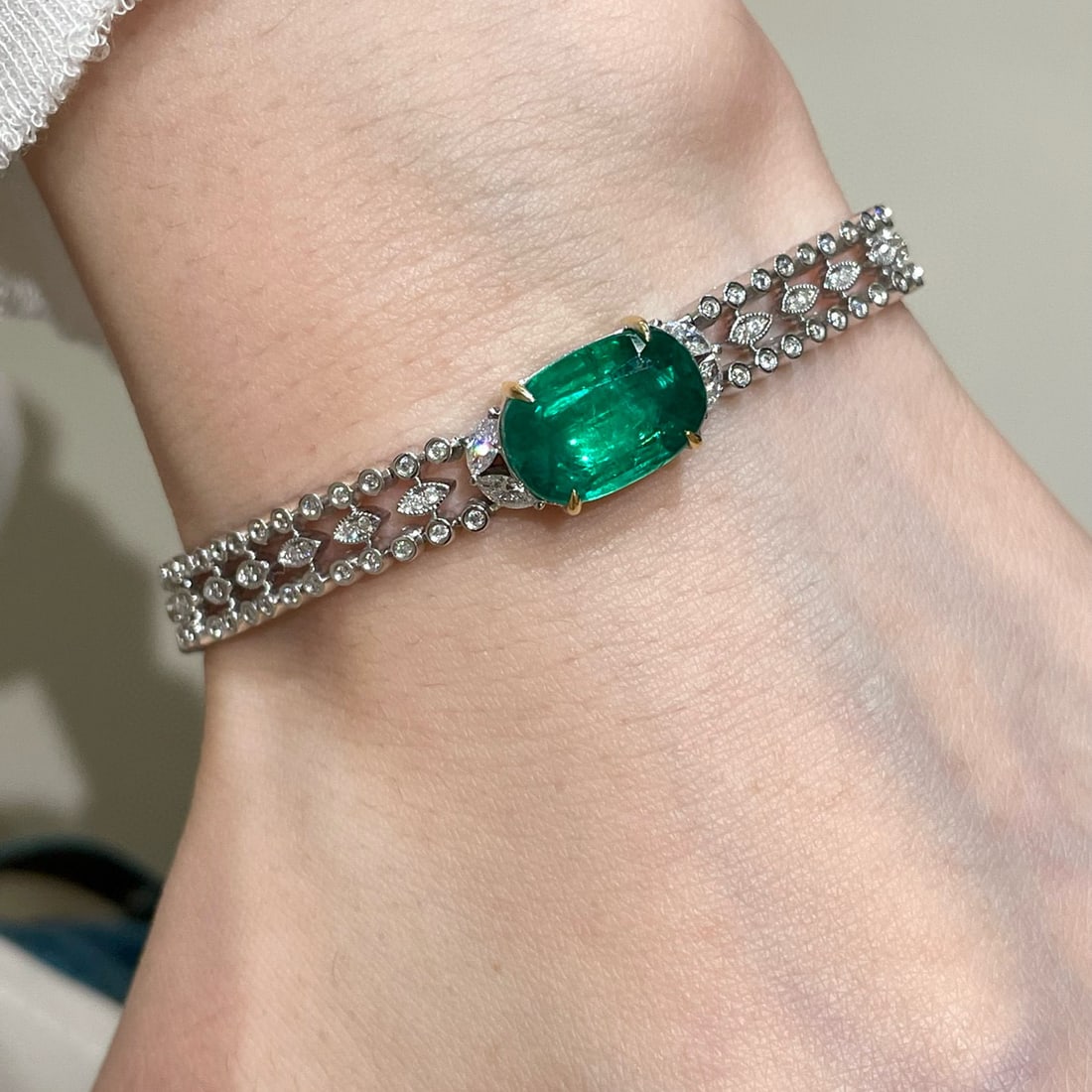 14k Gold 5.64 Ctw Vivid Green Natural Emerald & Diamond Bracelet - 6