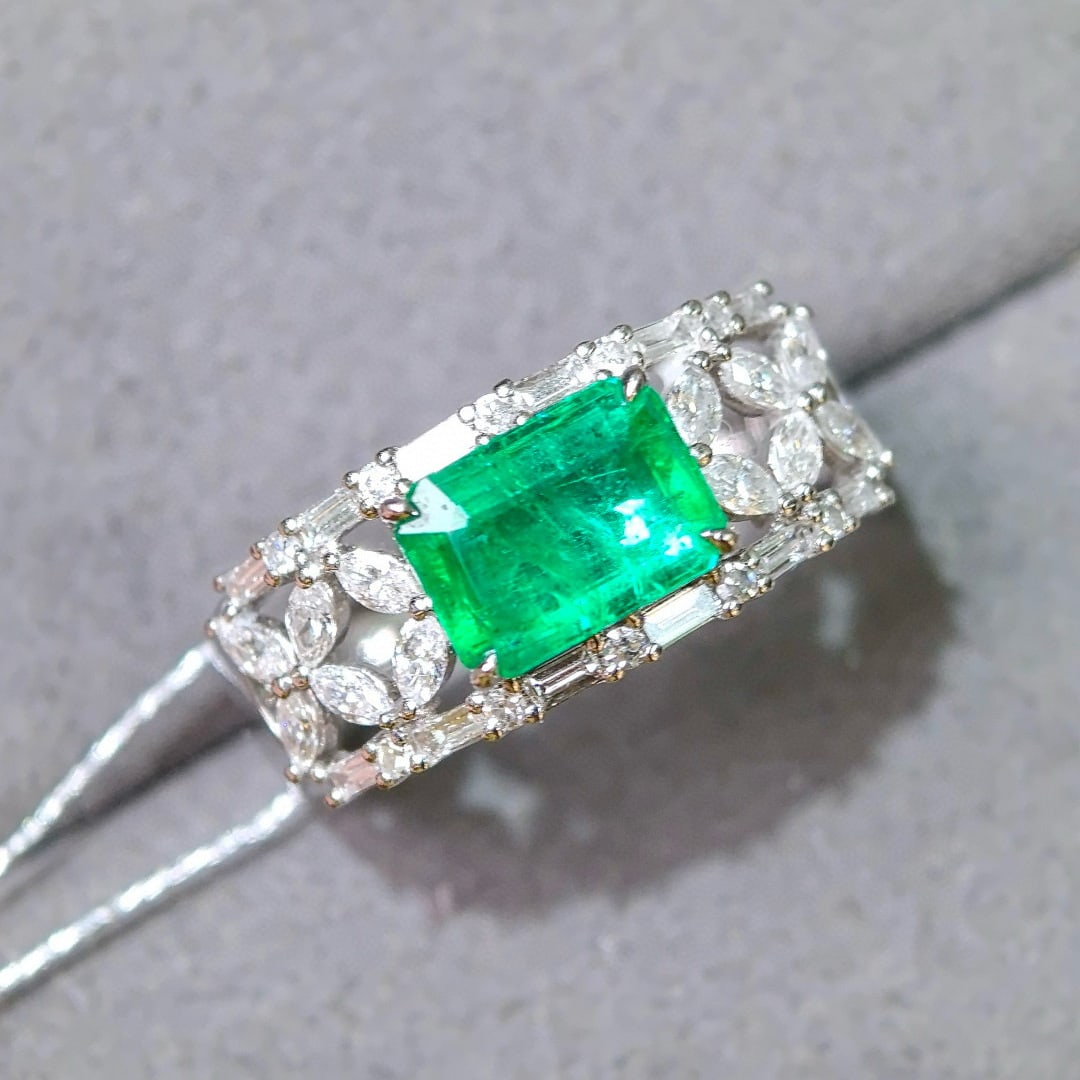 14k Gold 2.35 Ctw Vivid Green Natural Emerald & Diamond Ring: Ref:231064361 // gold content:14k gold // ring size:7. 25us // // main gemstone:emerald // shape:octagonal // carat weight:1. 63ct // color:vivid green // treatment:natural // // adjacent gemstone 2
