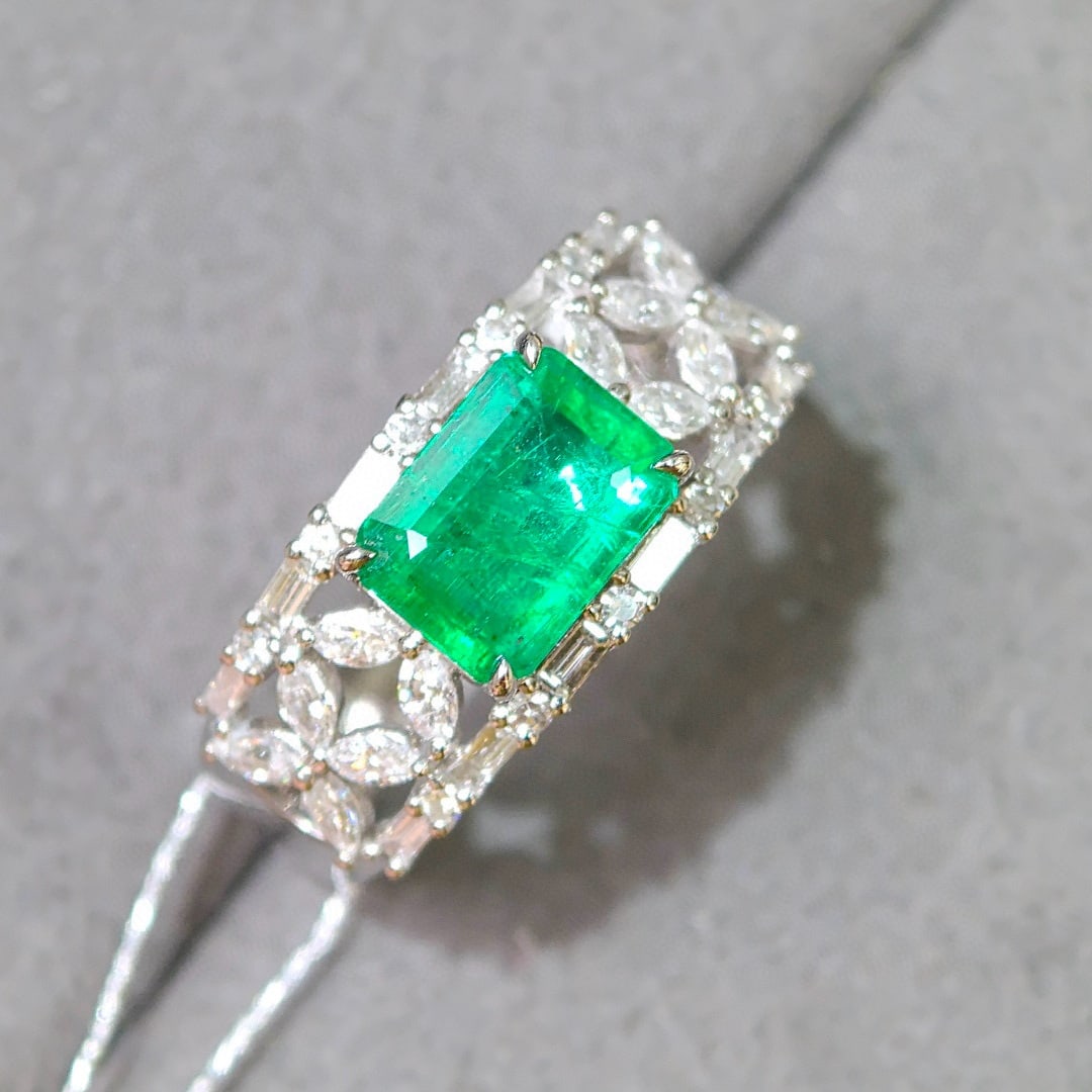 14k Gold 2.35 Ctw Vivid Green Natural Emerald & Diamond Ring - 2