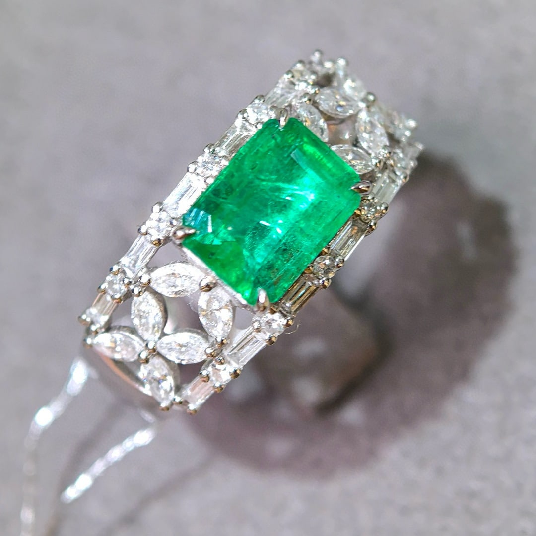 14k Gold 2.35 Ctw Vivid Green Natural Emerald & Diamond Ring - 3