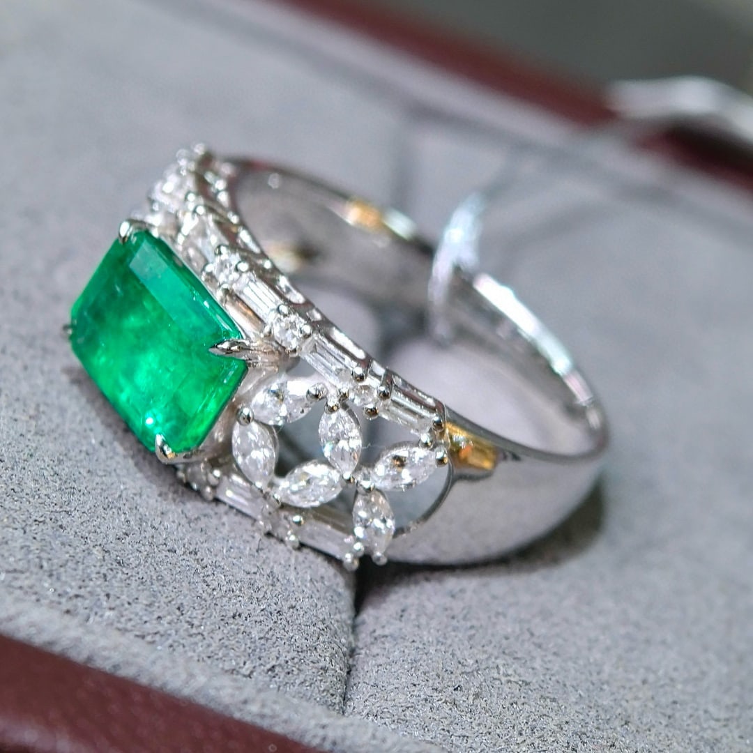 14k Gold 2.35 Ctw Vivid Green Natural Emerald & Diamond Ring - 6