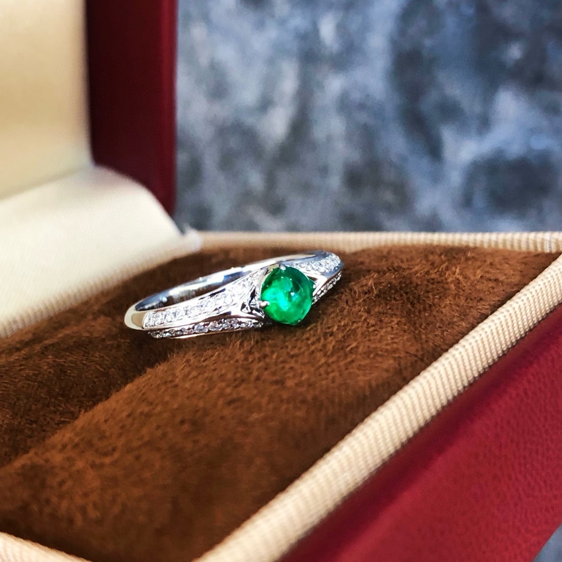 14k Gold 0.62 Ctw Vivid Green Natural Emerald & Diamond Ring - 2