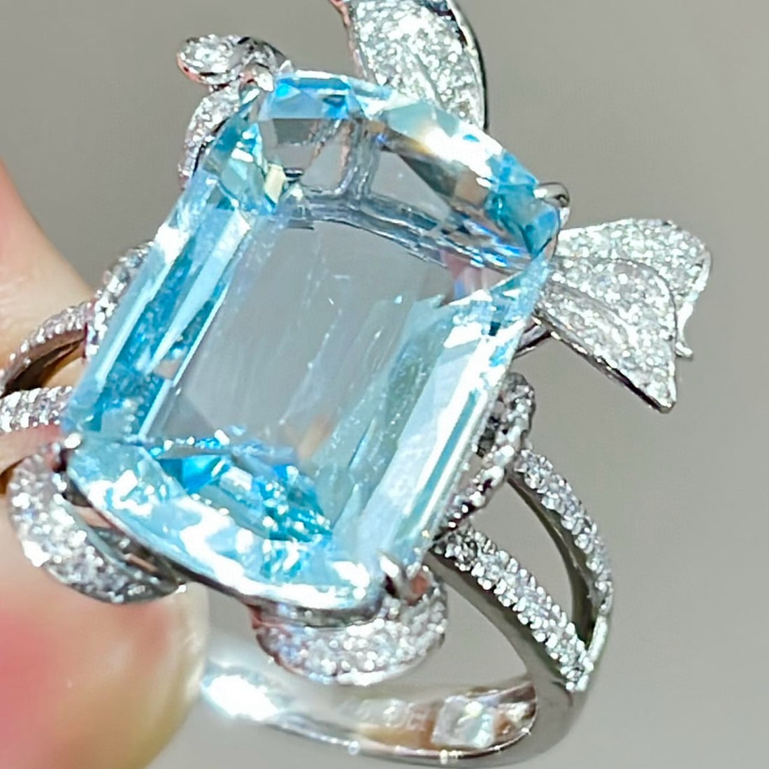 14k Gold 6.2 Ct Natural Aquamarine & Diamond Ring: Ref:231064371 // gold content:14k gold // ring size:7. 25us // // main gemstone:aquamarine // shape:cushion // carat weight:6. 2ct // color:blue // treatment:natural // // adjacent gemstone 2 :