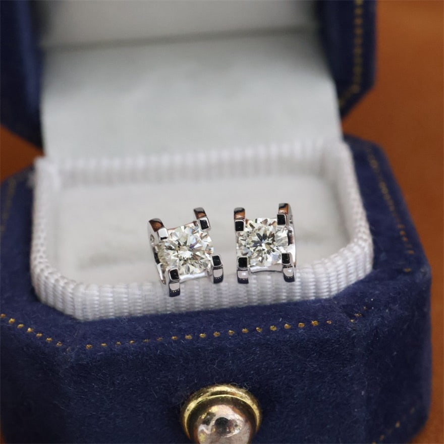 14k Gold 0.30 Ct Natural H Diamond Earrings: Ref:231064375 // gold content:14k gold // main gemstone:diamond // shape:round // carat weight:0. 30ct // clarity grade:vs-si // color:h // treatment:natural // cut grade:g // Low Estimate: 2400