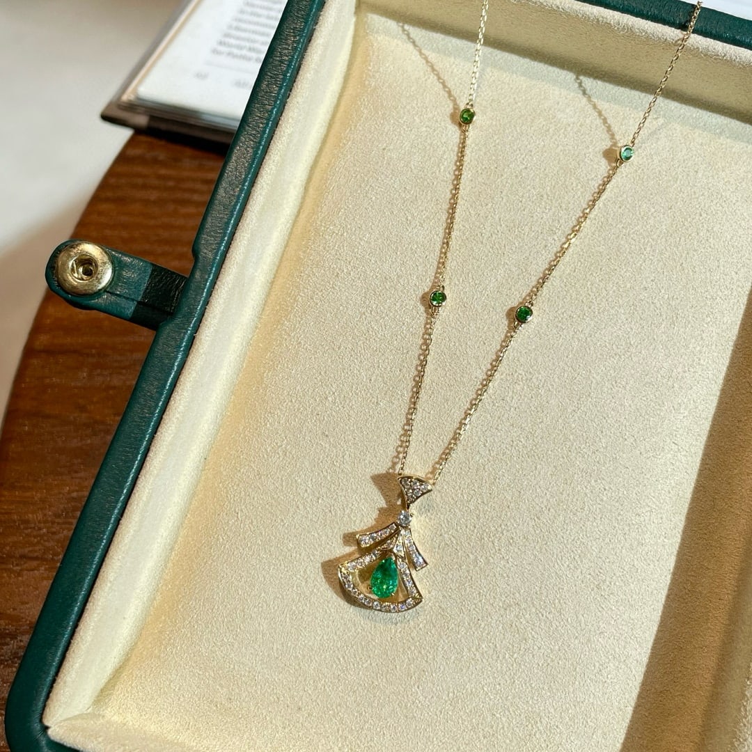 14k Gold 0.42 Ct Natural Emerald & Diamond Necklace: Ref:231064380 // gold content:14k gold // main gemstone:emerald // shape:pear // carat weight:0. 42ct // color:green // treatment:natural // // adjacent gemstone 2 : diamond // shape:round // clarity