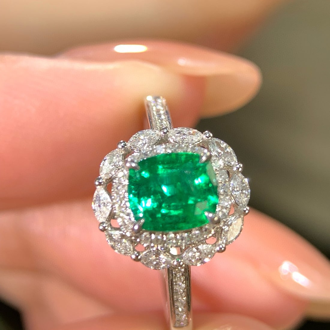 14k Gold 0.93 Ctw Natural Emerald & Diamond Ring - 4