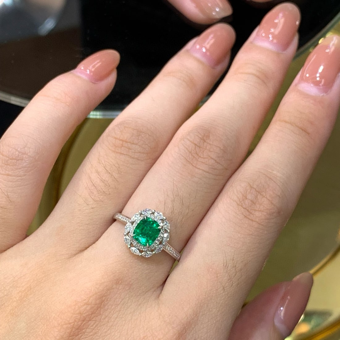 14k Gold 0.93 Ctw Natural Emerald & Diamond Ring - 6