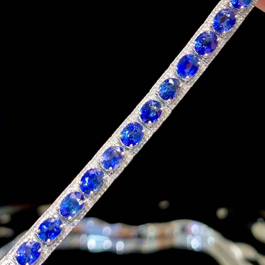 14k Gold 15.1 Ct Natural Sapphire & Diamond Bracelet: Ref:231064391 // gold content:14k gold // main gemstone:sapphire // shape:oval // carat weight:15. 1ct // color:cornflower blue // treatment:natural // // adjacent gemstone 2 : diamond // shape:round