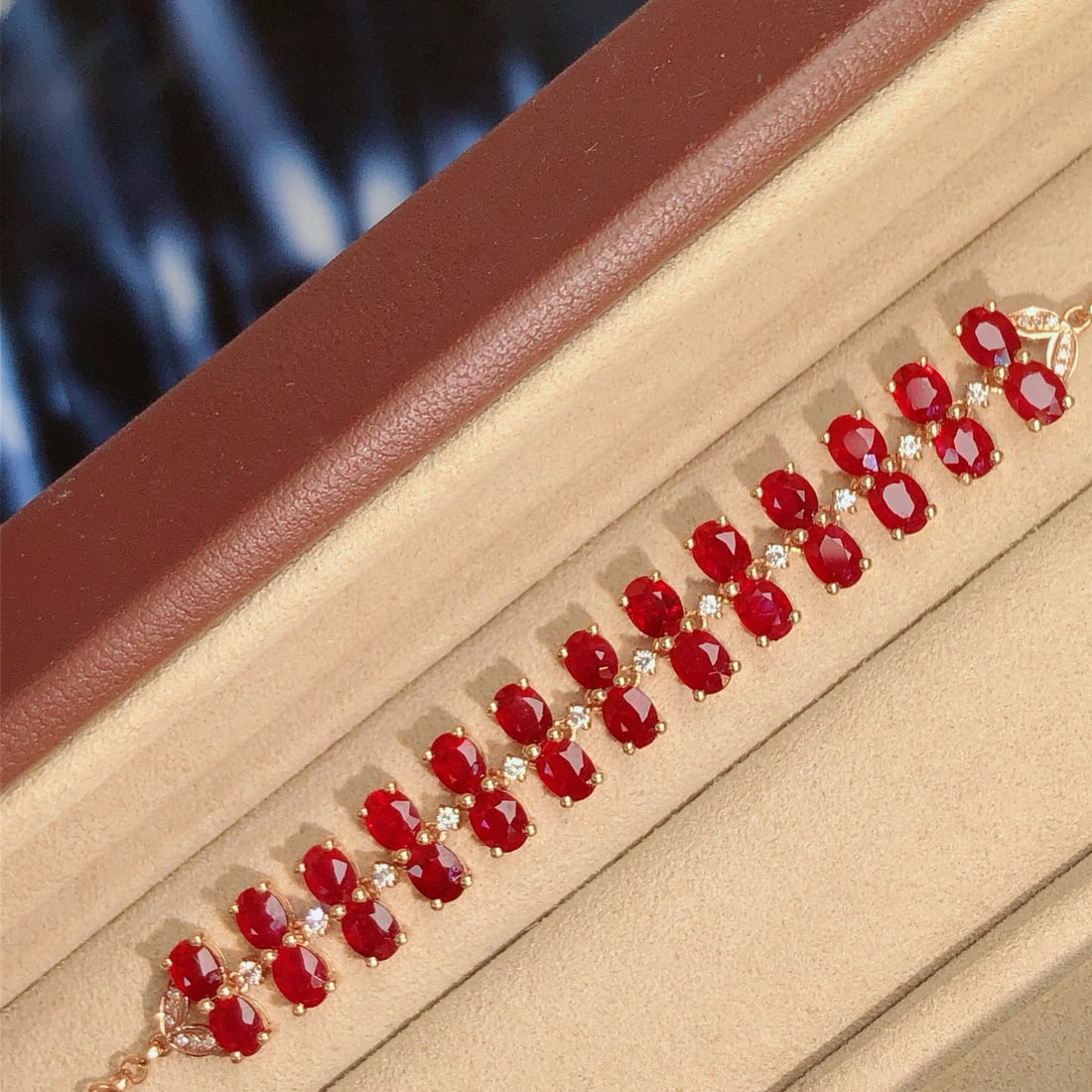 14k Gold 7.35 Ct Natural Ruby & Diamond Bracelet: Ref:231064393 // gold content:14k gold // main gemstone:ruby // shape:oval // carat weight:7. 35ct // color:pigeonblood red // treatment:natural // // adjacent gemstone 2 : diamond // shape:round //