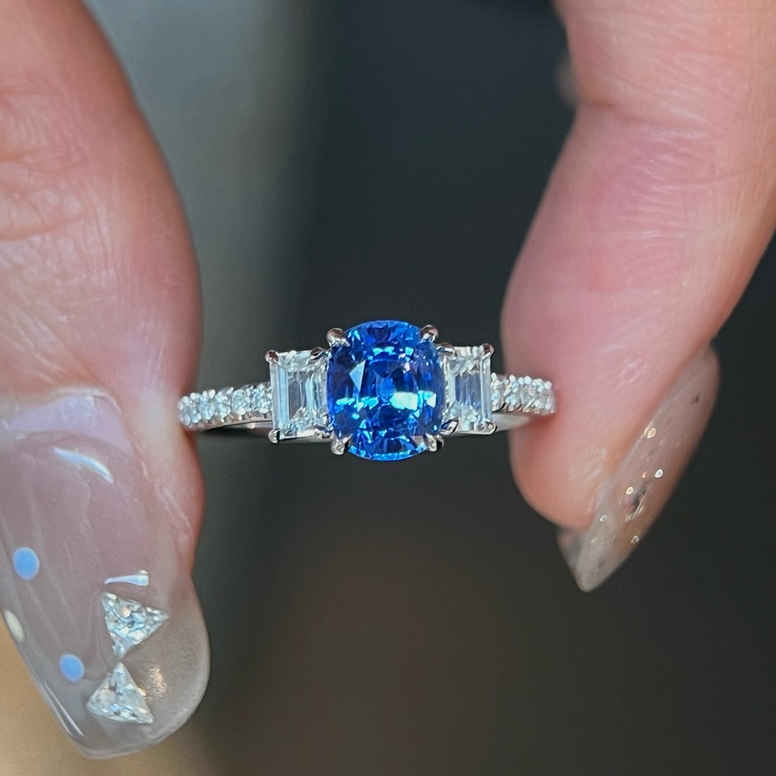 14k Gold 1.42 Ctw Natural Sapphire & Diamond Ring: Ref:231064404 // gold content:14k gold // ring size:7. 25us // // main gemstone:sapphire // shape:oval // carat weight:1. 34ct // color:cornflower blue // treatment:natural // // adjacent gemstone 2