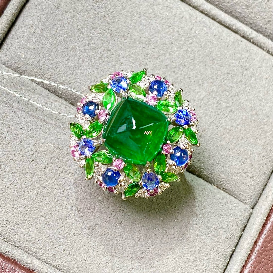 14k Gold 4.93 Ctw Vivid Green Natural Emerald & Diamond Ring: Ref:231064409 // gold content:14k gold // ring size:7. 25us // // main gemstone:emerald // shape:sugar-loaf // carat weight:4. 56ct // color:vivid green // treatment:natural // // adjacent gemstone 2