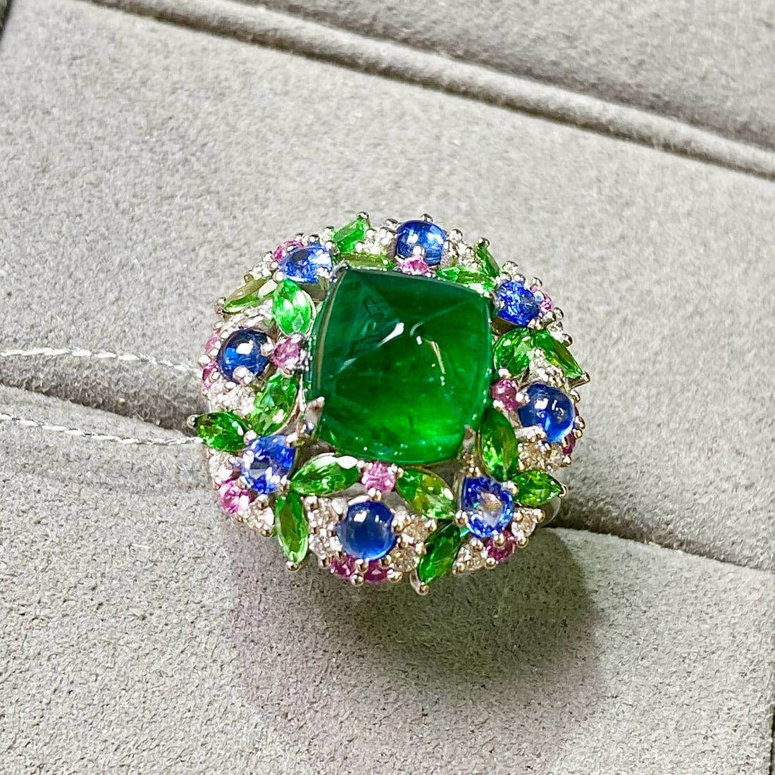 14k Gold 4.93 Ctw Vivid Green Natural Emerald & Diamond Ring - 8