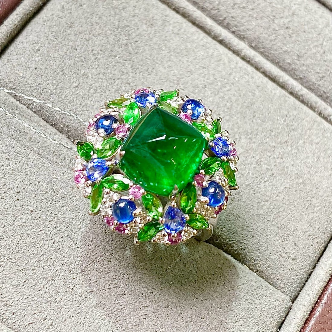 14k Gold 4.93 Ctw Vivid Green Natural Emerald & Diamond Ring - 9