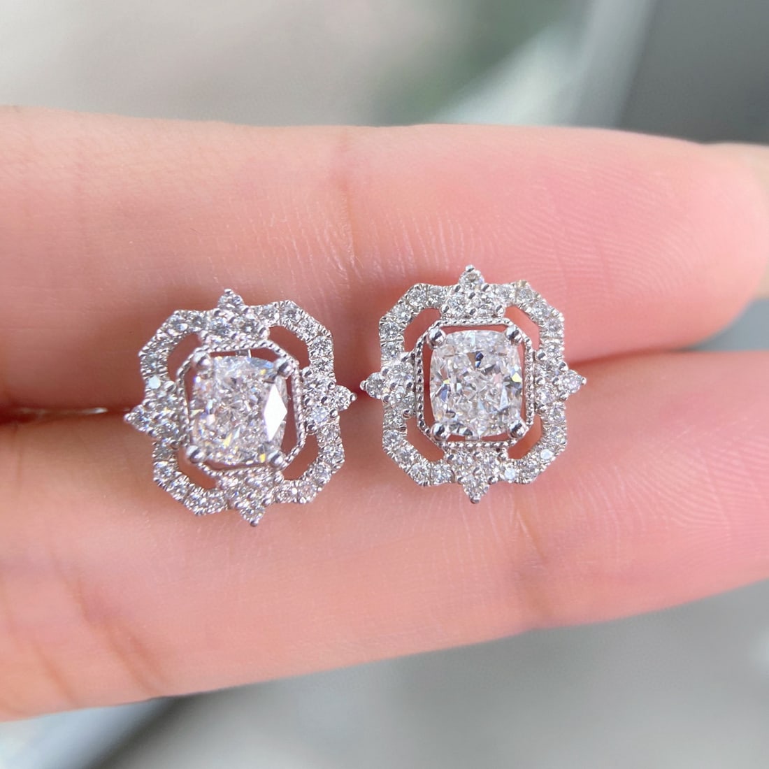Gia Certified 14k Gold 1.80 Ctw Natural E Vs1 Cushion Diamond Earrings: Ref:231064420 // gold content:14k gold // main gemstone:diamond // certified:gia // shape:cushion // carat weight:1. 4ct // clarity grade:vs1 // color:e // treatment:natural // // adjacent gemstone 2