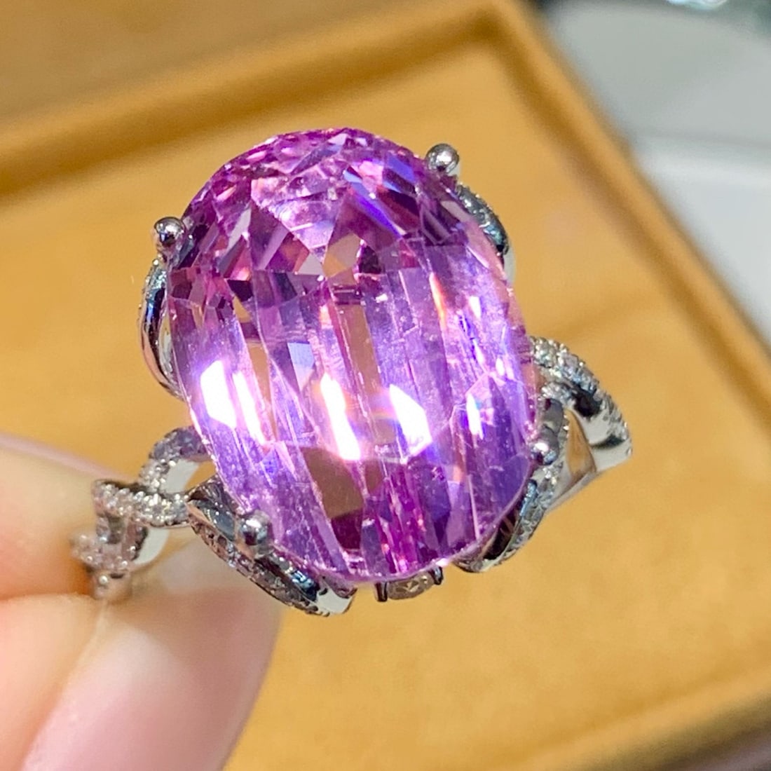 14k Gold 11.5 Ct Natural Kunzite & Diamond Ring: Ref:231065020 // gold content:14k gold // ring size:7. 25us // // main gemstone:kunzite // shape:oval // carat weight:11. 5ct // color:purple // treatment:natural // // adjacent gemstone 2 : diamond /