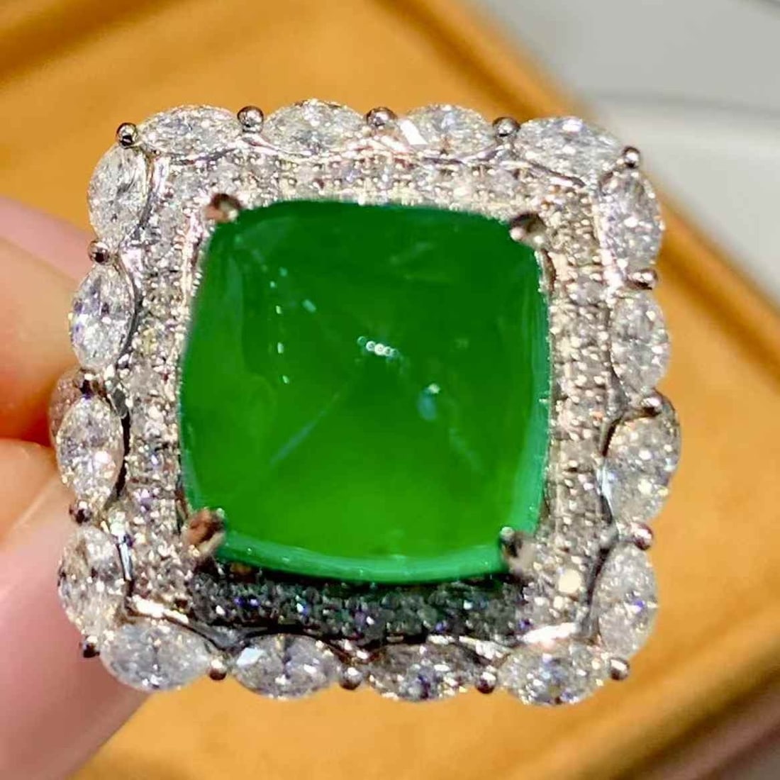 14k Gold 5.71 Ct Vivid Green Natural Emerald & Diamond Ring - 2