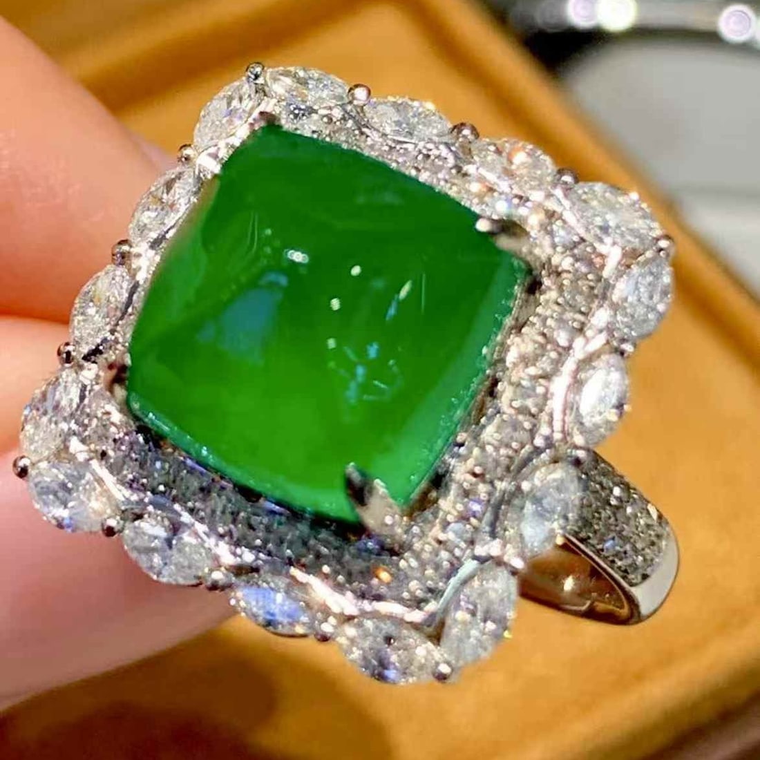 14k Gold 5.71 Ct Vivid Green Natural Emerald & Diamond Ring - 3