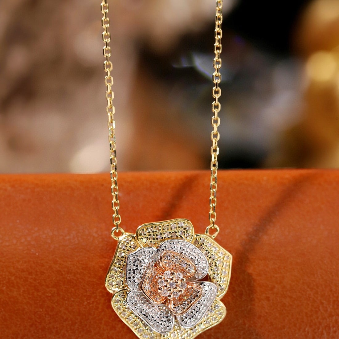 14k Gold 0.3 Ct Natural H Diamond & Flowers Necklace: Ref:231065158 // gold content:14k gold // main gemstone:diamond // shape:round // carat weight:0. 3ct // clarity grade:vs-si // color:h // treatment:natural // cut grade:g // Condition: New Low
