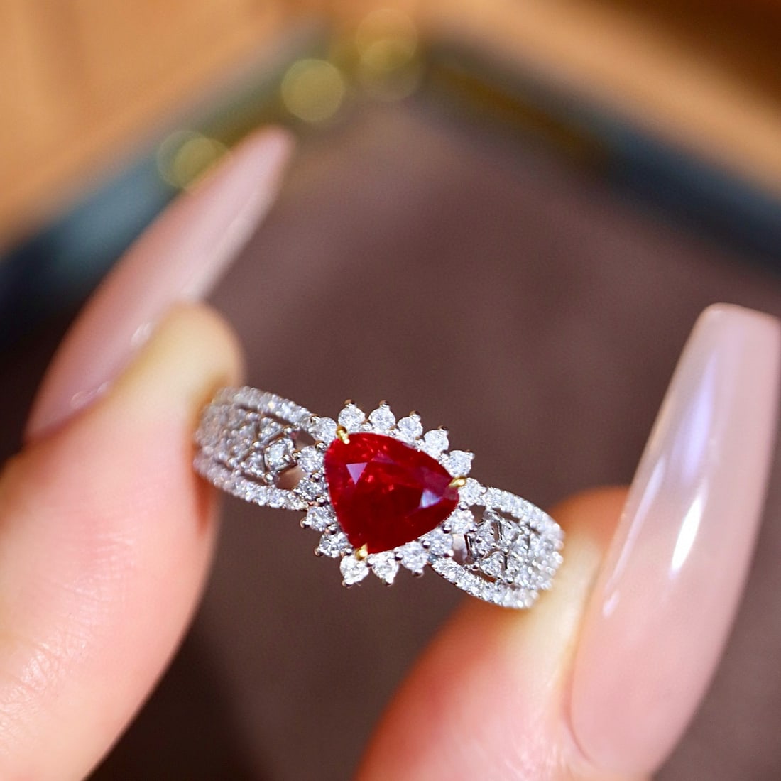 14k Gold 1.68 Ctw Vivid Red Natural Ruby & Diamond Ring: Ref:231065255 // gold content:14k gold // ring size:7. 25us // // main gemstone:ruby // shape:pear // carat weight:1. 06ct // color:vivid red // treatment:natural // // adjacent gemstone 2 : diamond